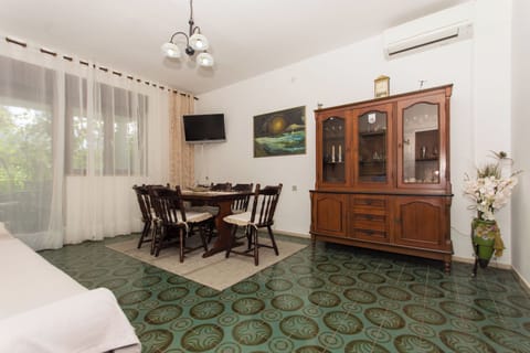 Apartment (A1) | Dining