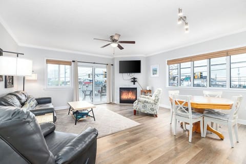 LARGE-END-UNIT-LIVINGROOM