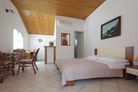 Studio (A1) | Private kitchen | Fridge, stovetop, electric kettle, cookware/dishes/utensils