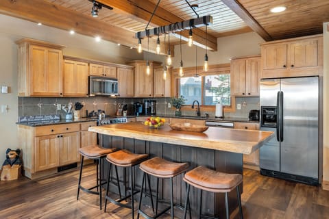 Seating for four at the breakfast bar