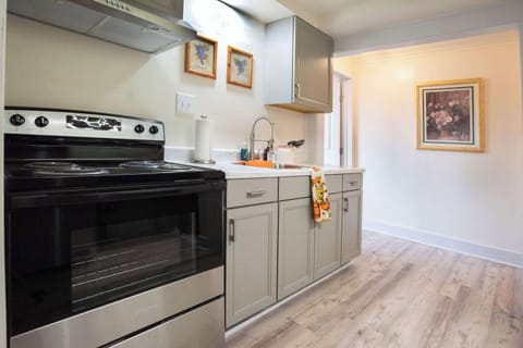 Apartment, Multiple Beds, Kitchen (Mariposa Coral) | Private kitchen | Electric kettle