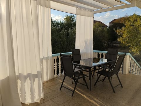 Apartment (A1) | Outdoor dining