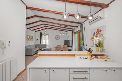 House | Private kitchen | Fridge, microwave, oven, stovetop