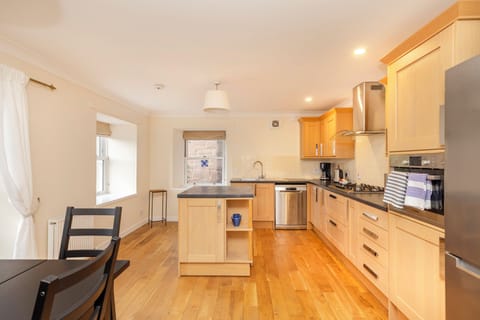 Comfort House, River View | Laptop workspace, free WiFi, bed sheets