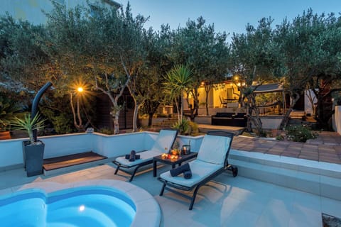 House | Outdoor pool