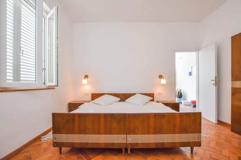 House | Free WiFi