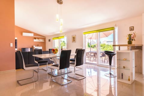 Apartment (A1) | Dining