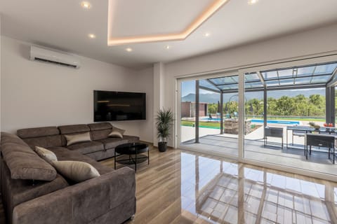 Villa | Living room | Smart TV, Netflix