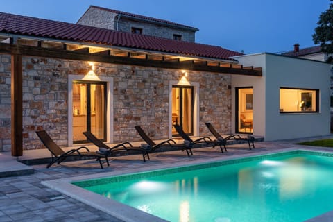 Outdoor pool, pool umbrellas, sun loungers