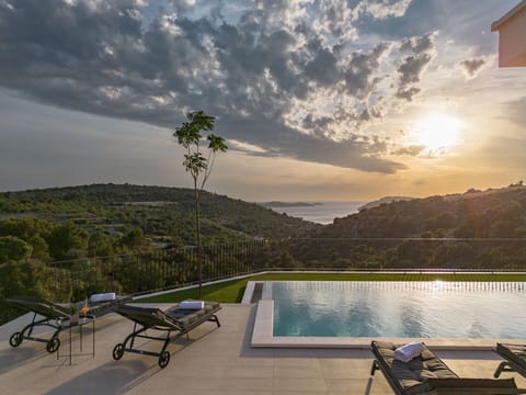 Outdoor pool, an infinity pool, open open 24 hours, sun loungers