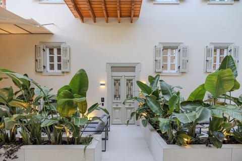 Deluxe Suite, Non Smoking, Courtyard View | Living area | TV