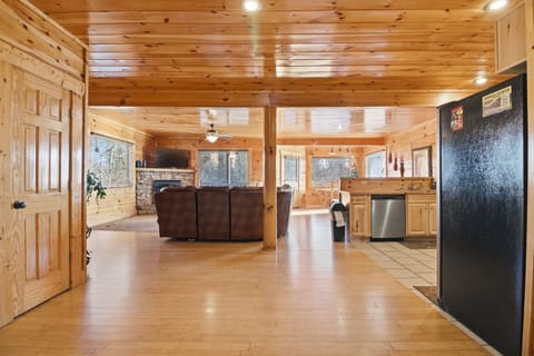 Signature Cabin, 4 Bedrooms, Hot Tub, Mountainside | Living room | 45-inch Smart TV with digital channels