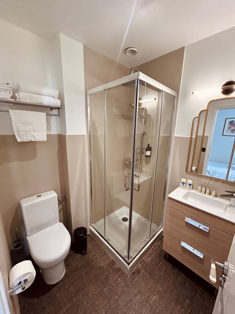 Quadruple Room, Courtyard View | Bathroom | Shower, free toiletries, hair dryer, towels