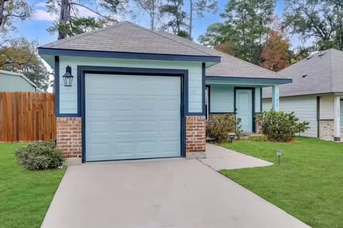 Free driveway parking at this Lake Conroe retreat—park steps from the door!