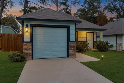 Docked at the Cove is the perfect pet-friendly vacation rental if you're searching for BBQ in Willis, TX. Located in the Sorrento Bay neighborhood, this single-story home is about a half mile from Lake Conroe to a community boat ramp.