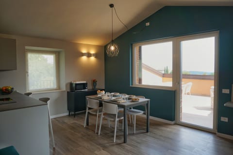 Panoramic Apartment, Lake View | Dining