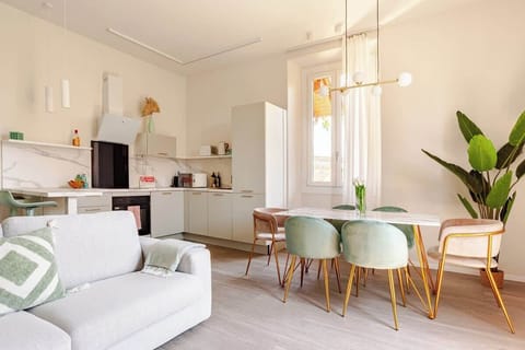 Luminoso salotto con ampia tavola per 6 persone dove pranzare e cenare rilassandosi su comode sedie imbottite