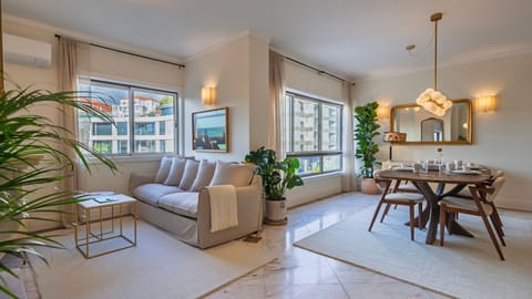 Sunlit open-plan living and dining space with mid-century elegance and lush greenery.
#EstorilApartment #BrightInteriors #LuxuryRentalPortugal #NaturalLight #Portugal #PT #Estoril