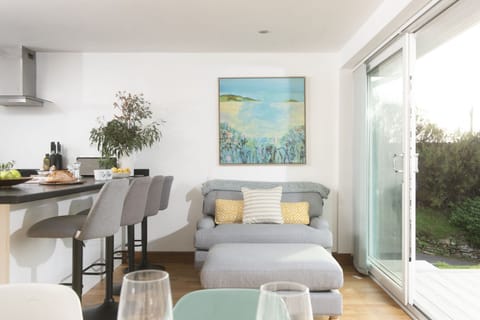 Breakfast bar and cosy seating area - Ocean View, Mawgan Porth