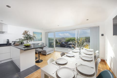 Spacious kitchen and dining area - Ocean View, Mawgan Porth