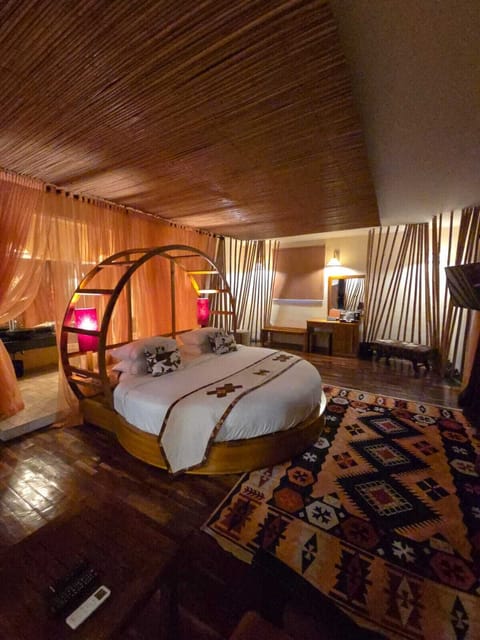 Minibar, desk, free WiFi, bed sheets