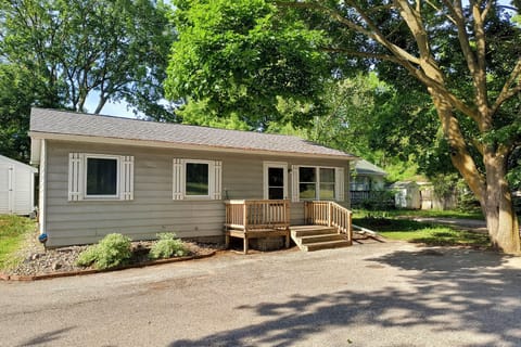 Mt Pleasant Vacation Rental | 3BR | 1BA | Steps to Enter | 884 Sq Ft