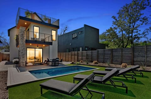 Vibrant neighborhood minutes from restaurants & live music!