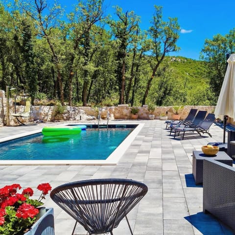Outdoor pool, pool umbrellas, sun loungers