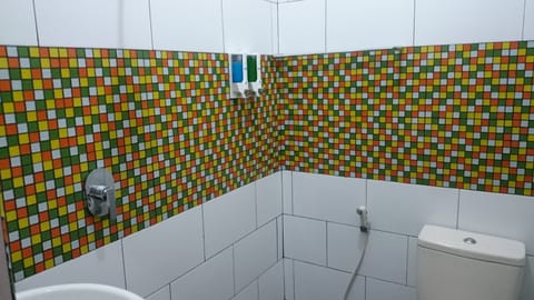 Standard Double Room | Bathroom | Shower, free toiletries, towels