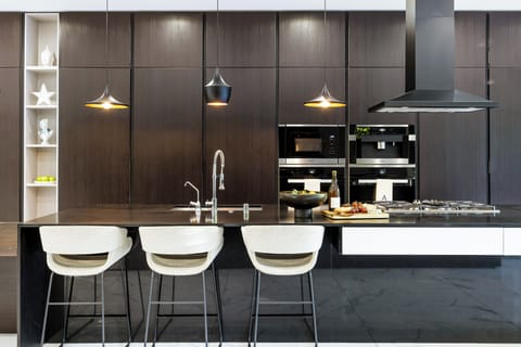 Enjoy casual dining and conversations at the kitchen counter.