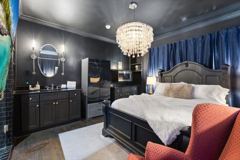 Bedroom Featuring a stunning chandelier and a stylish mix of modern and sophisticated décor, with wardrobe, creating a ritzy atmosphere as soon as you step into the room. 