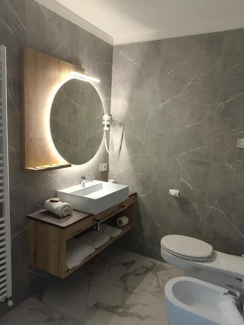 Comfort Double or Twin Room, Garden View | Bathroom | Shower, free toiletries, hair dryer, towels