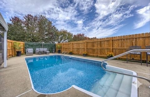 Private backyard pool oasis 🌴✨  Cool off with a refreshing swim, lounge poolside in the sun, or unwind with an evening dip under the stars. Your own slice of relaxation awaits.