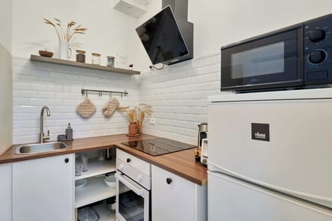 Apartment | Private kitchen | Fridge, microwave, oven, stovetop