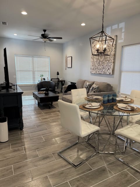Kitchen with an open view of the livingroom. 