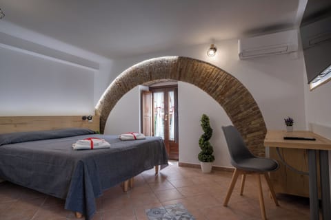 Camera Matrimoniale Vista Piazza | Bathroom | Shower, rainfall showerhead, free toiletries, hair dryer
