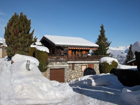 Flooring, Plumbing Fixture, Bathroom, Interior Design, Wood, Floor, Plumbing, Lighting, Tap, Furniture