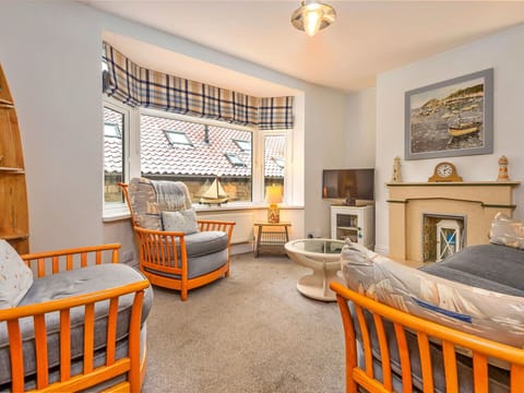 Furniture, Interior Design, Wood, Ceiling, Flooring, Floor, Lighting, Room, Home, Apartment