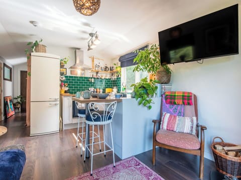 Swimming Pool, Hill, Leisure, Mountain Range, Outdoor Furniture, Hill Station, Resort, Valley, Eco Hotel, Ridge