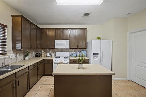Fully equipped kitchen with high quality granite countertops.
