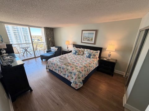 King in beautiful Oceanfront Main Bedroom