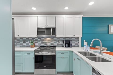 Condo, Multiple Beds, Patio, Garden View (Edgewater Villa 1602) | Private kitchen