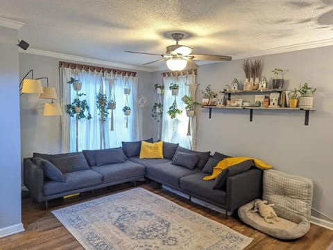 Furniture/decor may vary slightly from photos but will be of similar quality