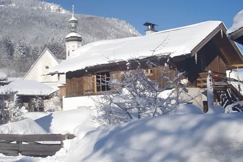 Altes Zuhaus im Winter