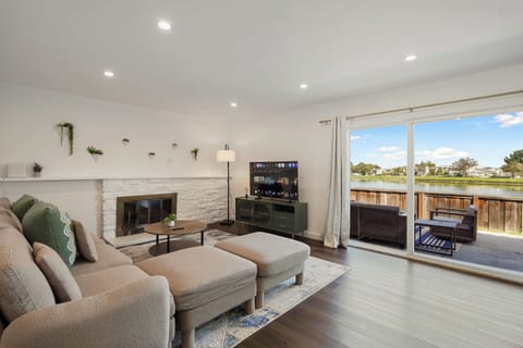 House, 3 Bedrooms, Patio, Lake View | Living area