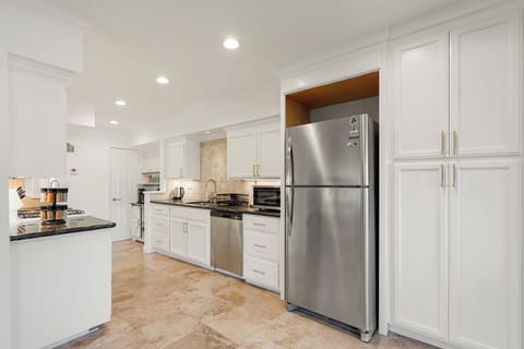 House, 2 Bedrooms, Patio, Lake View | Private kitchen