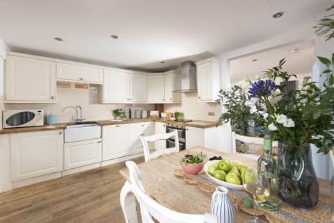 Kitchen with dishwasher, microwave, oven and hob - Happy Days Cottage