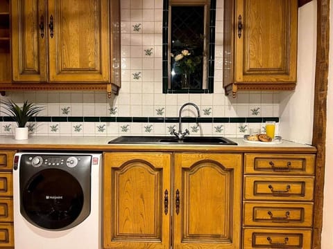 Experience your inner chef in this stunning and fully-equipped kitchen. Book your stay now with Top Stay Hosts serviced accommodation for short or long stays.