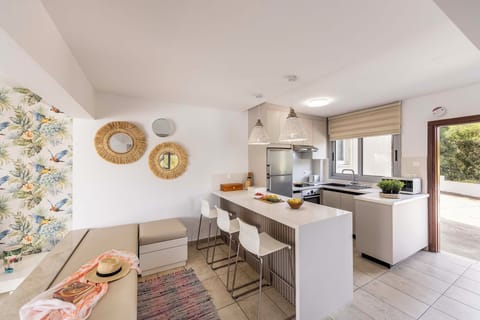 Superior Townhome | Private kitchen | Full-size fridge, microwave, oven, stovetop