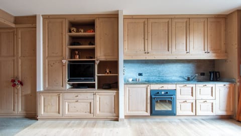 Apartment (2 Bedrooms) | Private kitchenette | Microwave, oven, electric kettle, highchair